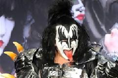 Μαθήματα καμακιού από τον frontman των «Kiss»
