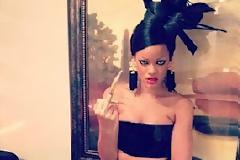 Προκαλεί πάλι η Rihanna ως goth γκέισα!