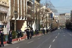 Ολοκληρώθηκε η μαθητική παρέλαση παρωδία - Μόνο πολιτικοί και αστυνομικοί είδαν τα παιδιά μας