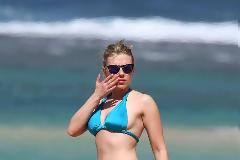 Η Scarlett Johansson με μπικίνι στην παραλία χωρίς ρετούς! [φωτο]