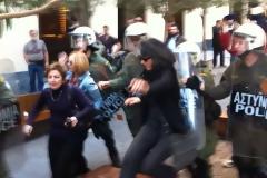 Αστυνομικοί απωθούν πολίτες στη Βουκουρεστίου