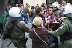 Αστυνομικοί εμπόδισαν γονείς μαθητών να πλησιάσουν στο Σύνταγμα [βίντεο]