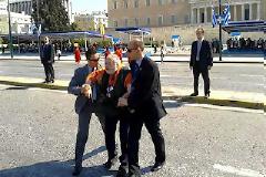 Οι θλιβεροί νάνοι βγήκαν βόλτα στο Σύνταγμα με τα σκυλιά τους