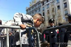 Ένα παιδί μετράει τα… κάγκελα