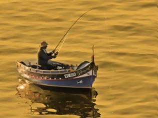 Φωτογραφία για Ψαράς μοίρασε την ψαριά του…σε συμπολίτες του!