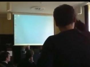Φωτογραφία για BINTEO: Έλληνες φοιτητές στην Ολλανδία διέκοψαν ομιλία του Γιαννίτση