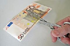 Νέες μειώσεις σε μισθούς και εφάπαξ