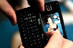 Sexting: 57% των νέων στέλνουν... ακατάλληλες φωτογραφίες μέσω smartphone!