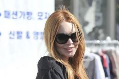 Εκατό χιλιάδες δολάρια θα πρέπει να πληρώσει η Lindsay Lohan