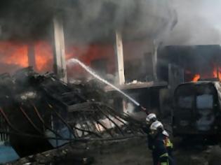 Φωτογραφία για Εκτός ελέγχου η φωτιά στο εργοστάσιο – Απειλούνται καλλιέργειες – Ανυπολόγιστες ζημιές