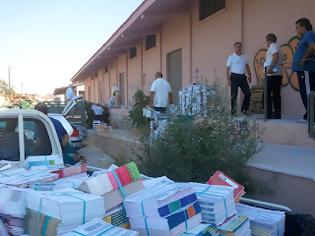 Φωτογραφία για Τρίκαλα: Οι δάσκαλοι μετέφεραν με τα ΙΧ τους τα βιβλία!