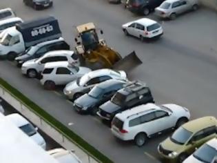 Φωτογραφία για Μεθυσμένος οδηγός μπουλντόζας παίρνει αμπάριζα 7 αυτοκίνητα [video]