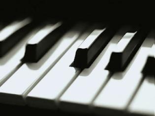 Φωτογραφία για Διέρρηξε κατάστημα μουσικών οργάνων και... άρχισε να παίζει πιάνο!