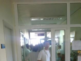 Φωτογραφία για ΔΕΙΤΕ: Κατάληψη από γιατρούς στο γραφείο του διοικητή του ΑΧΕΠΑ