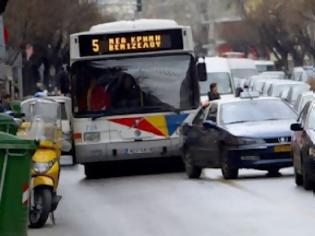 Φωτογραφία για Αστικό λεωφορείο έπεσε σε σηματοδότη στην Καλαμαριά