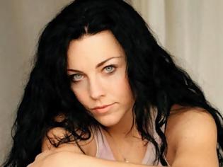 Φωτογραφία για Επίθεση στην τραγουδίστρια των Evanescence απο τους Anonymous..για περίεργη υπόθεση παιδικής πορνογραφίας!