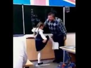 Φωτογραφία για ΑΠΙΣΤΕΥΤΟ – ΒΙΝΤΕΟ: Μαθήτρια κλώτσησε καθηγητή στα… επίμαχα σημεία