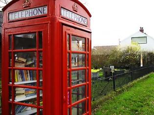 Φωτογραφία για ΔΕΙΤΕ: Οι λονδρέζικοι τηλεφωνικοί θάλαμοι γέμισαν βιβλία!