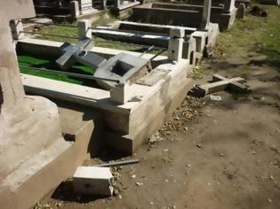 Φωτογραφία για Βοιωτία: Άγνωστοι έσπασαν τάφους νεκροταφείων και προκάλεσαν ζημιές