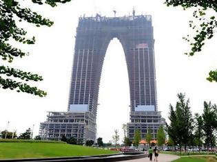 Φωτογραφία για Αρχιτεκτονικό ατόπημα - Ένας ουρανοξύστης που μοιάζει με... παντελόνι