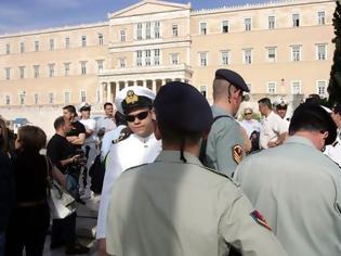 Φωτογραφία για Διαμαρτυρία στρατιωτικών στην πλατεία Κολοκοτρώνη