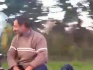 Φωτογραφία για Δείτε πως οδηγεί την μοτοσικλέτα