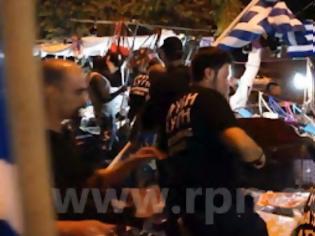 Φωτογραφία για ΠΡΙΝ ΛΙΓΟ: Mέλη της Χρυσής Αυγής έκαναν γυαλιά καρφιά πάγκους λαθρομεταναστών στη Ραφήνα [video]