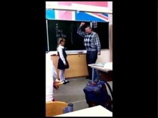 Φωτογραφία για VIDEO: Κοριτσάκι δίνει ένα μάθημα στον...δάσκαλο της!