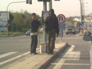 Φωτογραφία για Σκούπα και μάλιστα αθόρυβη Χρυσής Αυγής στα φανάρια της Καλαμάτας