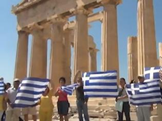 Φωτογραφία για Άνοιξαν 50 ελληνικές σημαίες και τραγούδησαν τον Εθνικό μας Ύμνο στην Ακρόπολη [video]