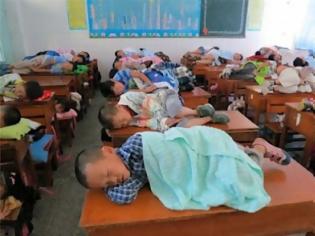 Φωτογραφία για Μαθητές υποχρεούνται να κοιμούνται πάνω στα θρανία!