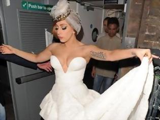 Φωτογραφία για Η Lady Gaga διασκέδασε σε club ντυμένη νύφη
