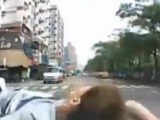 Φωτογραφία για Ίσως ο πιο χαζός απατεώνας ever κυκλοφορεί στην Ταϊβάν [video]