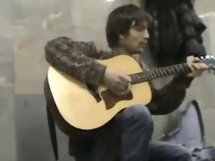 Φωτογραφία για Ρώσος μουσικός του δρόμου τραγουδάει όπως ο Kurt Cobain! [video]