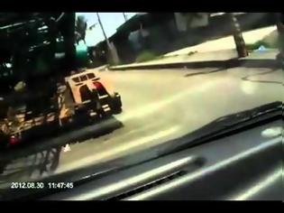 Φωτογραφία για VIDEO: Ίσως το πιο παράξενο ατύχημα που είδες ποτέ