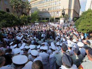 Φωτογραφία για Στους δρόμους και οι στρατιωτικοί Ενστολη διαμαρτυρία των αξιωματικών στην Αθήνα κατά των περικοπώνι