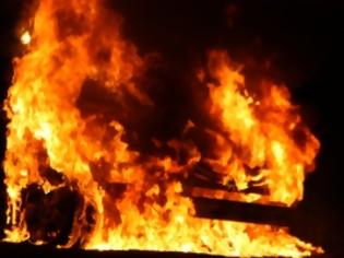 Φωτογραφία για Ημιφορτηγάκι στο Περιστέρι τυλίχθηκε στις φλόγες!