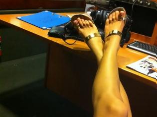 Φωτογραφία για Μας δείχνει τα σέξι πόδια της! Ποια είναι;