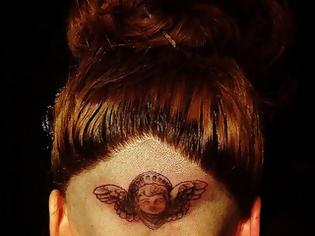 Φωτογραφία για Ποια πασίγνωστη τραγουδίστρια έκανε αυτό το τατουάζ στο κεφάλι;