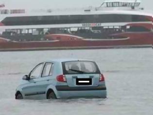 Φωτογραφία για Απίστευτο! Έπεσαν με το αυτοκίνητο στη θάλασσα εξ' αιτίας......