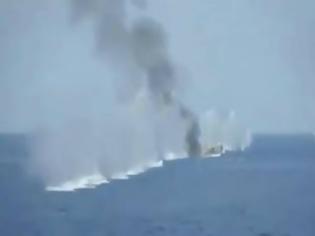 Φωτογραφία για Βίντεο σοκ: Ρωσικό πολεμικό «γαζώνει» Σομαλούς πειρατές