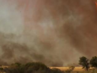 Φωτογραφία για Σκηνοθέτης κατάφερε να καταγράψει κυκλώνα φωτιάς! [βίντεο]