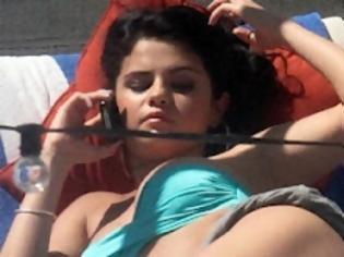 Φωτογραφία για Τα βγάζει σιγά σιγά τα ρουχαλάκια της η μικρή Selena Gomez!