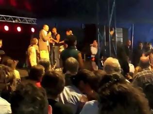 Φωτογραφία για Τρελό Γέλιο: Μουσουλμάνοι επιτίθενται σε αριστερή ομιλήτρια σε κομμουνιστικό φεστιβάλ στη Γαλλία!!! (Απολαυστικό βίντεο)