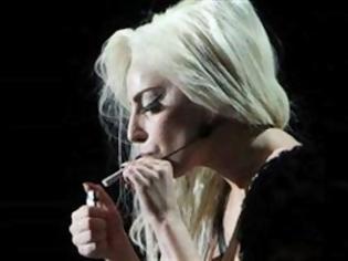 Φωτογραφία για Πίνει... μπάφους χωρίς να παίζει «pro» η Lady Gaga