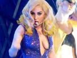 Φωτογραφία για VIDEO: Η Gaga καπνίζει χασίς στη σκηνή