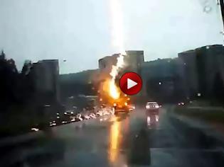 Φωτογραφία για VIDEO: Κεραυνός χτυπά τζιπ στη Ρωσία
