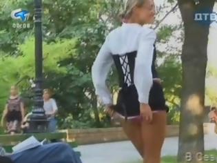 Φωτογραφία για Σέξι βίντεο: Βάζει το... στρινγκάκι στο παγκάκι!