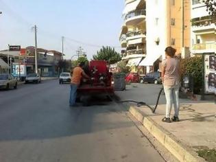 Φωτογραφία για Πυροσβεστικά οχήματα... πλένουν πλατείες και ποτίζουν λουλούδια