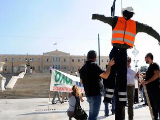 Φωτογραφία για Έστησαν κρεμάλα στην πλατεία Συντάγματος!